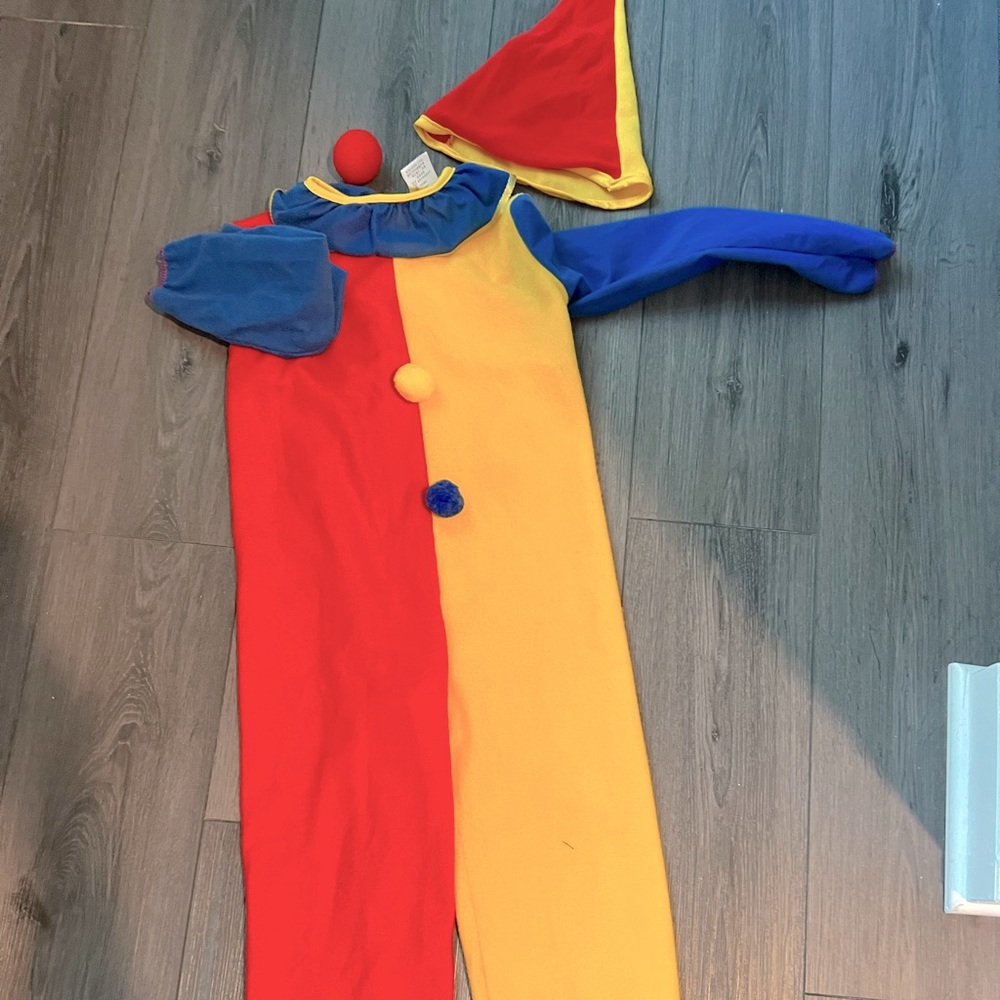Clown costume-kid medium. Fits like 4/5 t